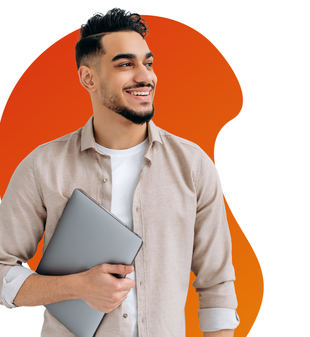 Collaborateur consultant des documents sur son écran