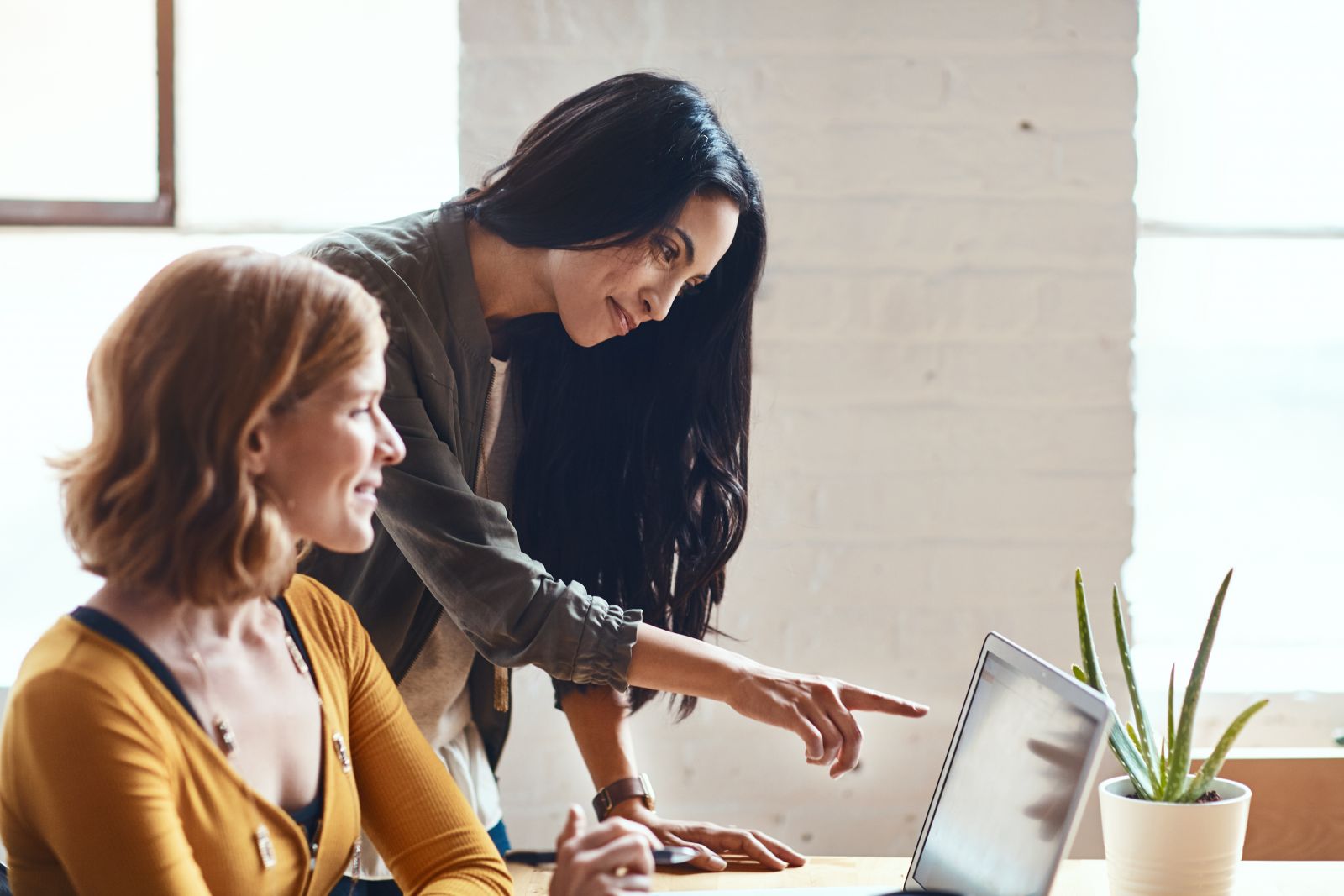 Collaborateurs travaillant sur un ordinateur portable