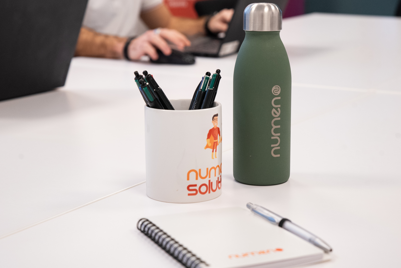 Collaborateurs Numen échangeant dans un espace de travail
