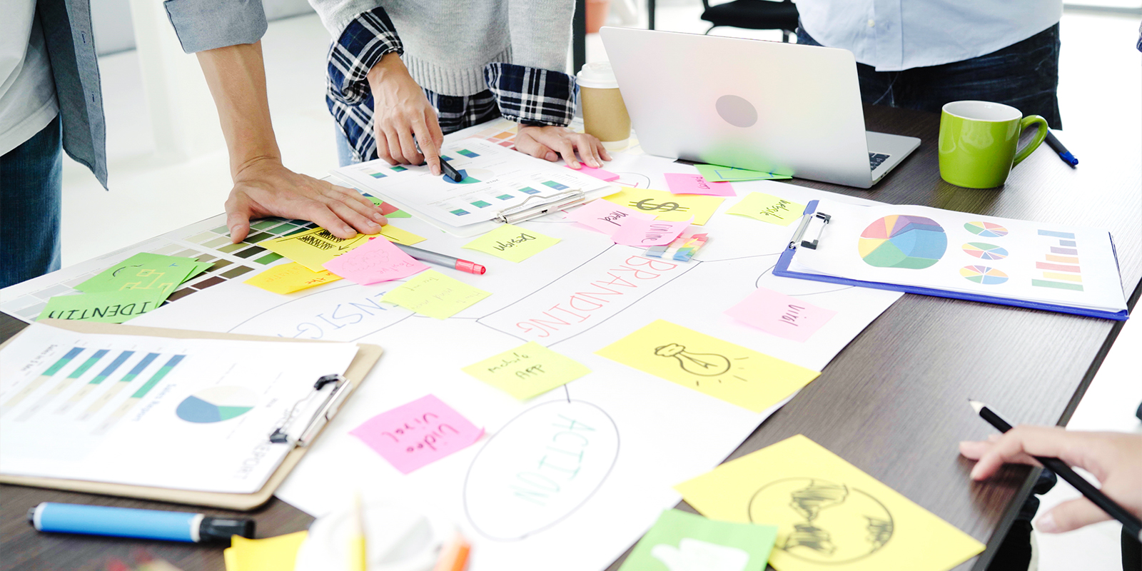 Équipe marketing en séance de travail créatif