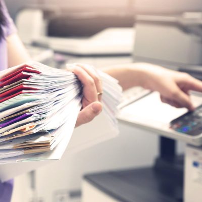 Femme numérisant une pile de documents